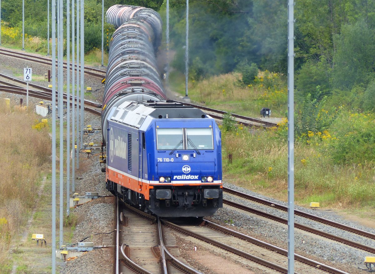 Raildox 76 110-0 TRAXX F 140 DE ( 9288 0076 110-0 B-RDX ) verlässt mit leeren Kesselwagen das Gasturbinenkraftwerk Gera Nord am 28.8.2020