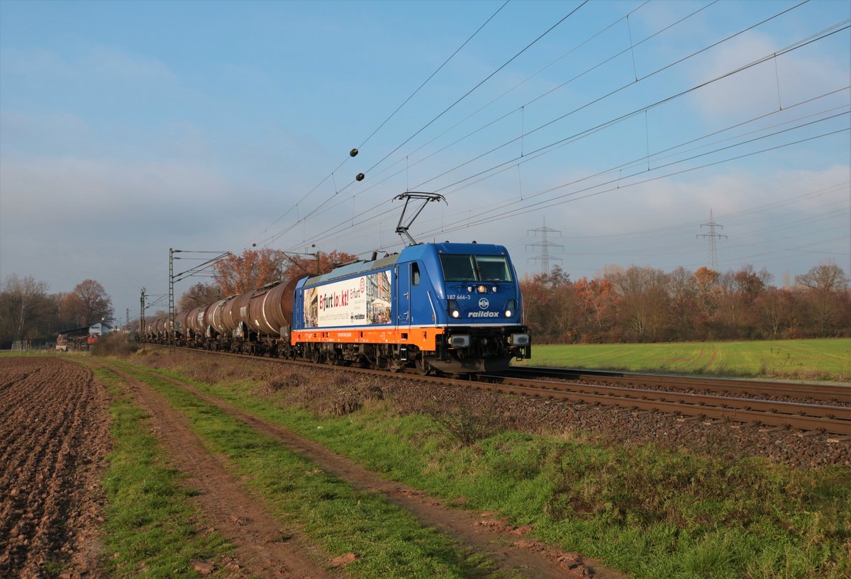 Raildox Bombardier Traxx 187 666-3 mit Kesselwagen am 27.11.20 in Mainz Bischofsheim