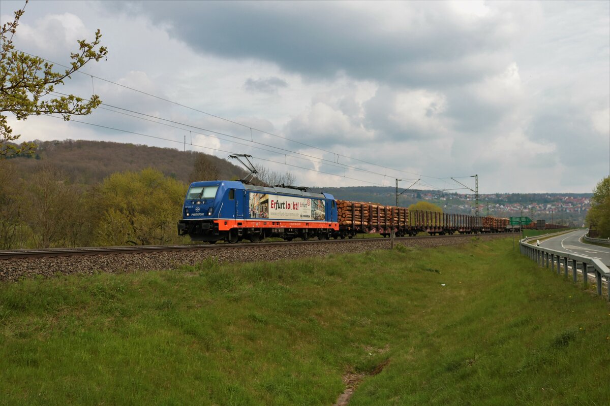 Raildox Bombardier Traxx 187 666-3 mit Holzwagen in Wernfeld (Bayern) am 01.05.21