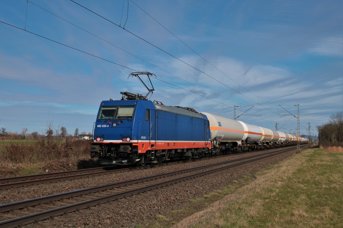 Raildox Bombardier Traxx 482 035-3 mit Gaskesselwagen in Altheim bei Dieburg am 20.03.21