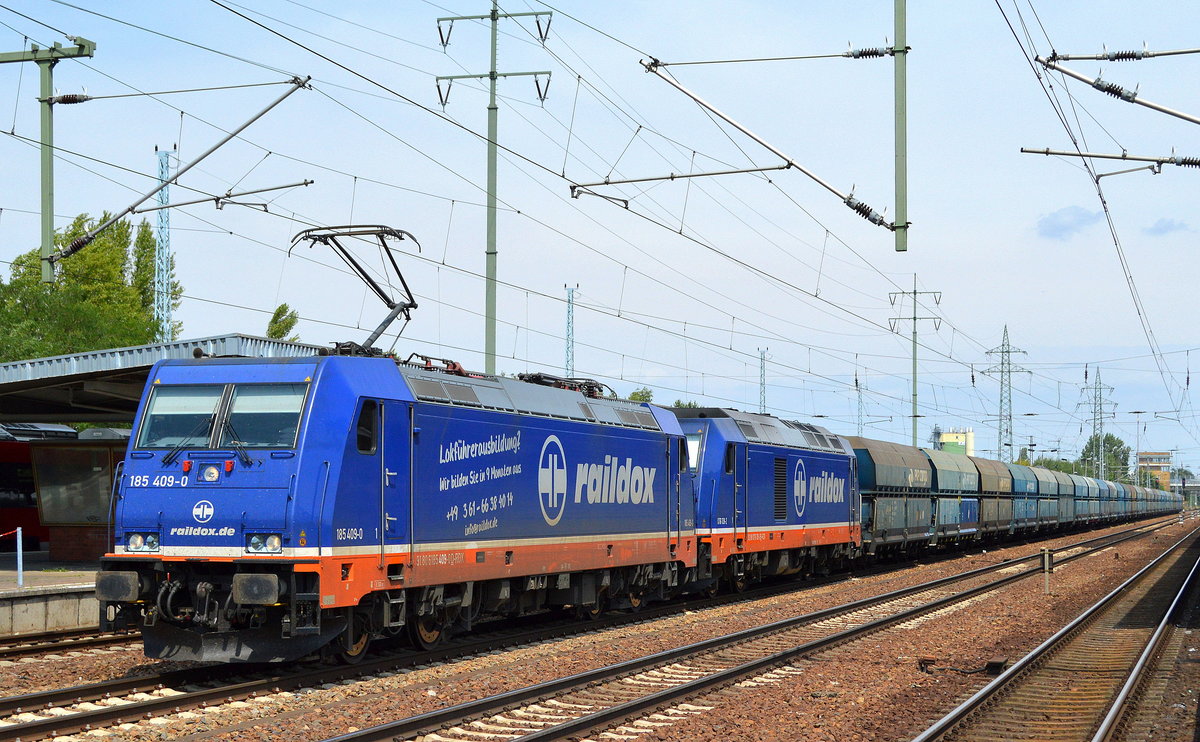 Raildox GmbH & Co. KG mit  185 409-0  [NVR-Number: 91 80 6185 409-0 D-RDX] und 076 109-2 [NVR-Number: 92 88 0076 109-2 B-RDX] und einem polnischen Kohlezug am Haken am 18.07.18 Bf. Flughafen Berlin-Schönefeld.