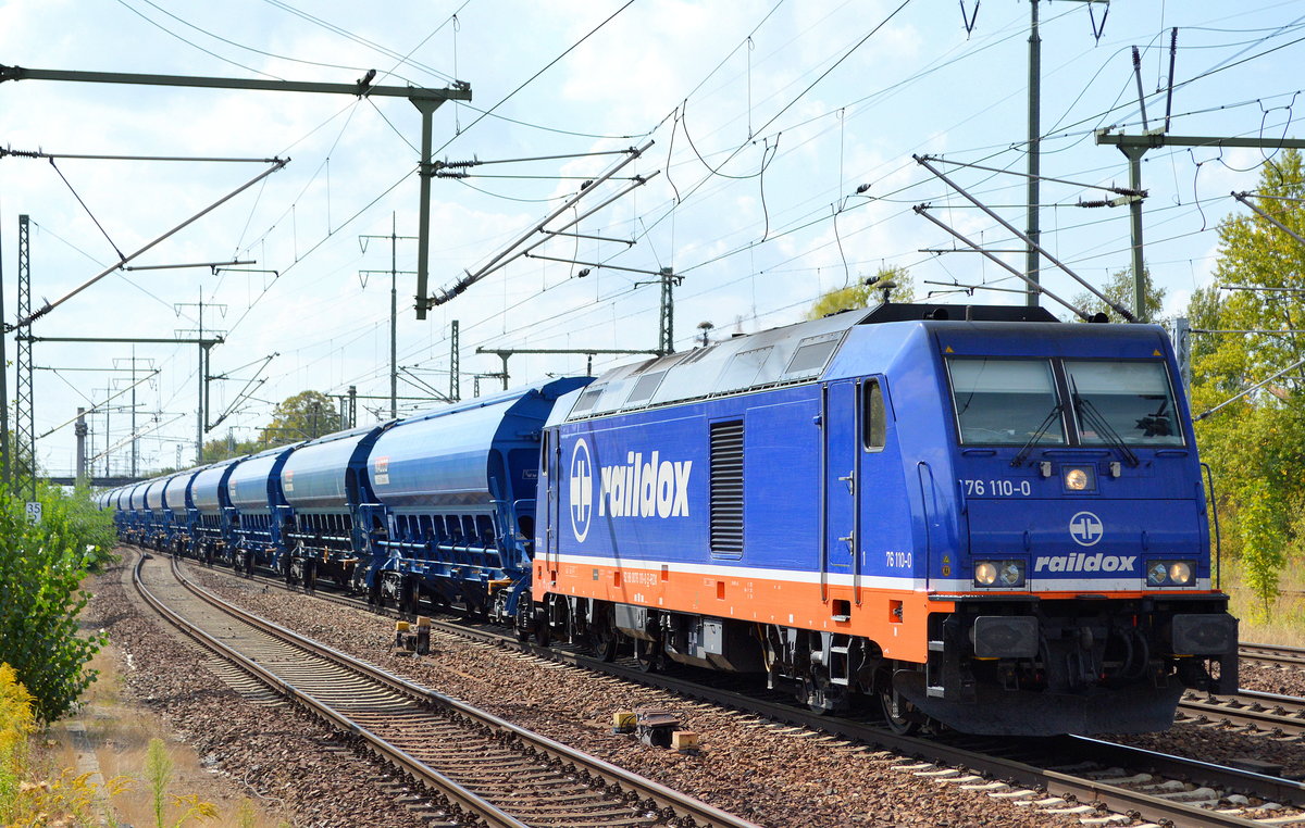 Raildox GmbH & Co. KG mit  76 110-0  [NVR-Number: 92 88 0076 110-0 B-RDX] und farblich dazu passenden Schüttgutwagen mit Schwenkdach vom Einsteller NACCO am 06.09.18 Bf. Flughafen Berlin-Schönefeld.