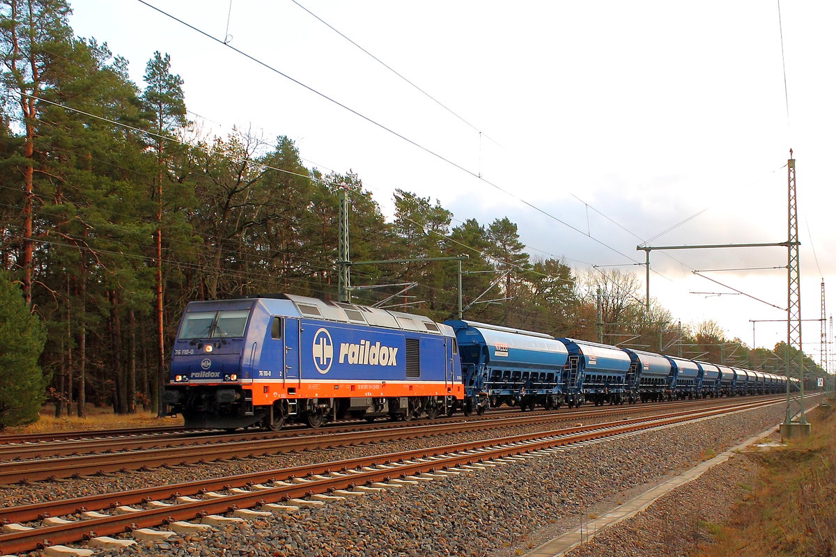 Raildox GmbH & Co. KG mit  76 110-0  (92 88 0076 110-0 B-RDX) und Ganzzug bestehend aus Schüttgutwagen mit Schwenkdach am 0312.2018 in Nassenheide.