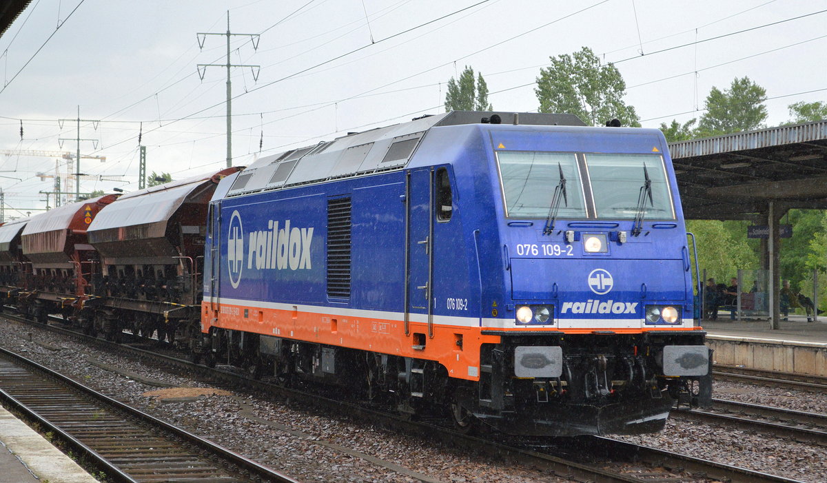 Raildox GmbH & Co. KG mit  076 109-2  [NVR-Nummer: 92 88 0076 109-2 B-RDX] und einem Ganzzug Schüttgutwagen mit Schwenkdach fährt zum Kurzhalt im Bahnhof Flughafen Berlin-Schönefeld ein (es stieg noch ein TF dazu) am 08.07.19   