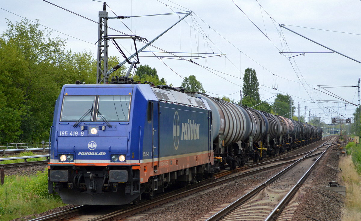 Raildox GmbH & Co. KG mit  185 419-9  [NVR-Nummer: 91 80 6185 419-9 D-RDX] und Kesselwagenzug am 15.07.19 Bahnhof Berlin Hohenschönhausen.