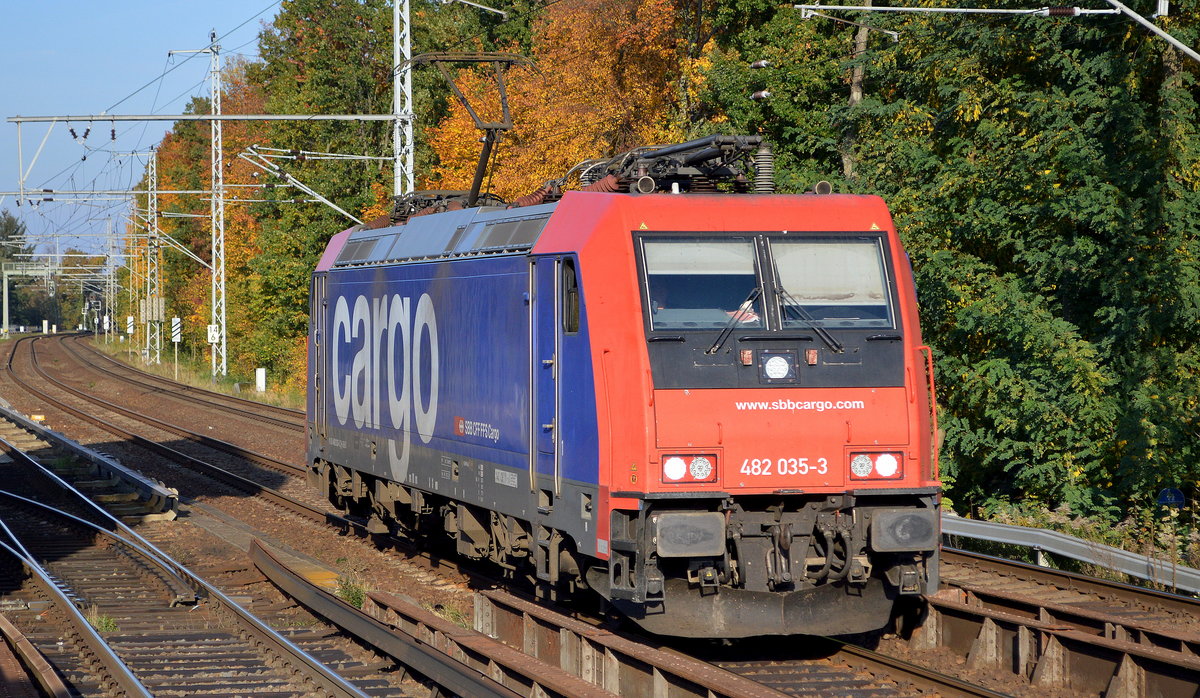 Raildox GmbH & Co. KG, Erfurt [D] mit der SBB Cargo Leasinglok  482 035-3   [NVR-Nummer: 91 85 4482 035-3 CH-SBBC] am 15.10.19 Berlin Buch.