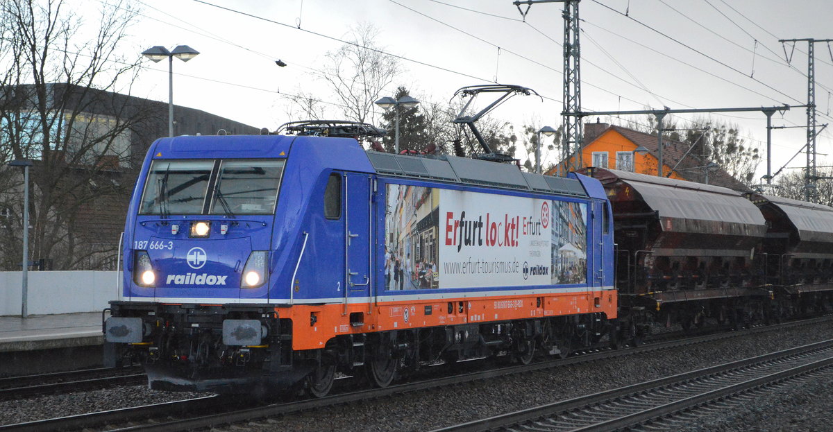 Raildox GmbH & Co. KG, Erfurt [D] mit ihrer recht neuen  187 666-3  [NVR-Nummer: 91 80 6187 666-3 D-RDX] und einem Ganzzug Schüttgutwagen mit Schwenkdach am 19.02.20 Durchfahrt Bhf. Golm (Potsdam).