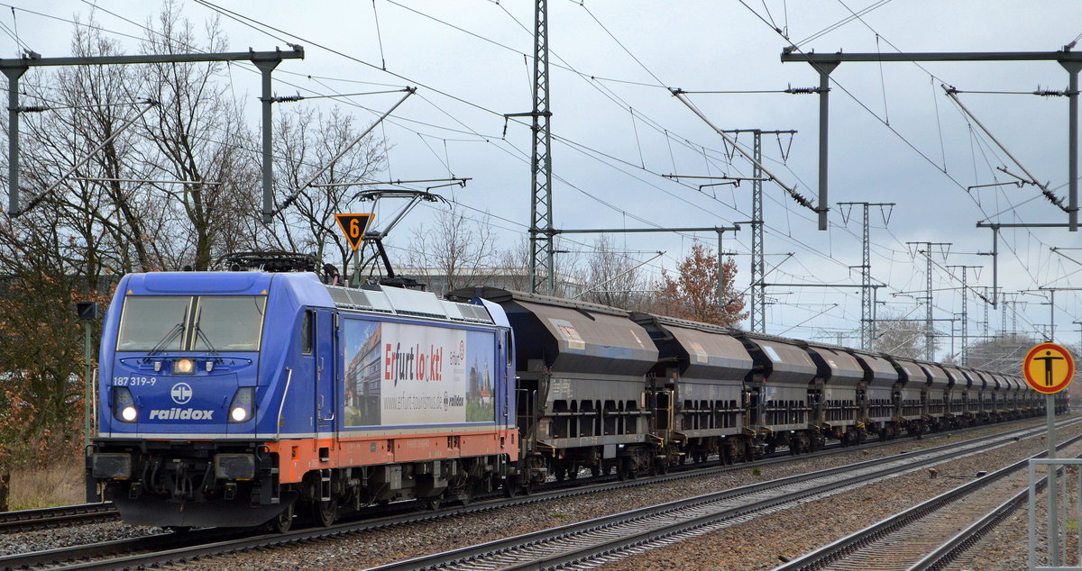 Raildox GmbH & Co. KG, Erfurt [D]  187 319-9  [NVR-Nummer: 91 80 6187 319-9 D-RDX] und einem Ganzzug Schüttgutwagen mit Schwenkdach am 19.02.20 Durchfahrt Bhf. Golm (Potsdam).