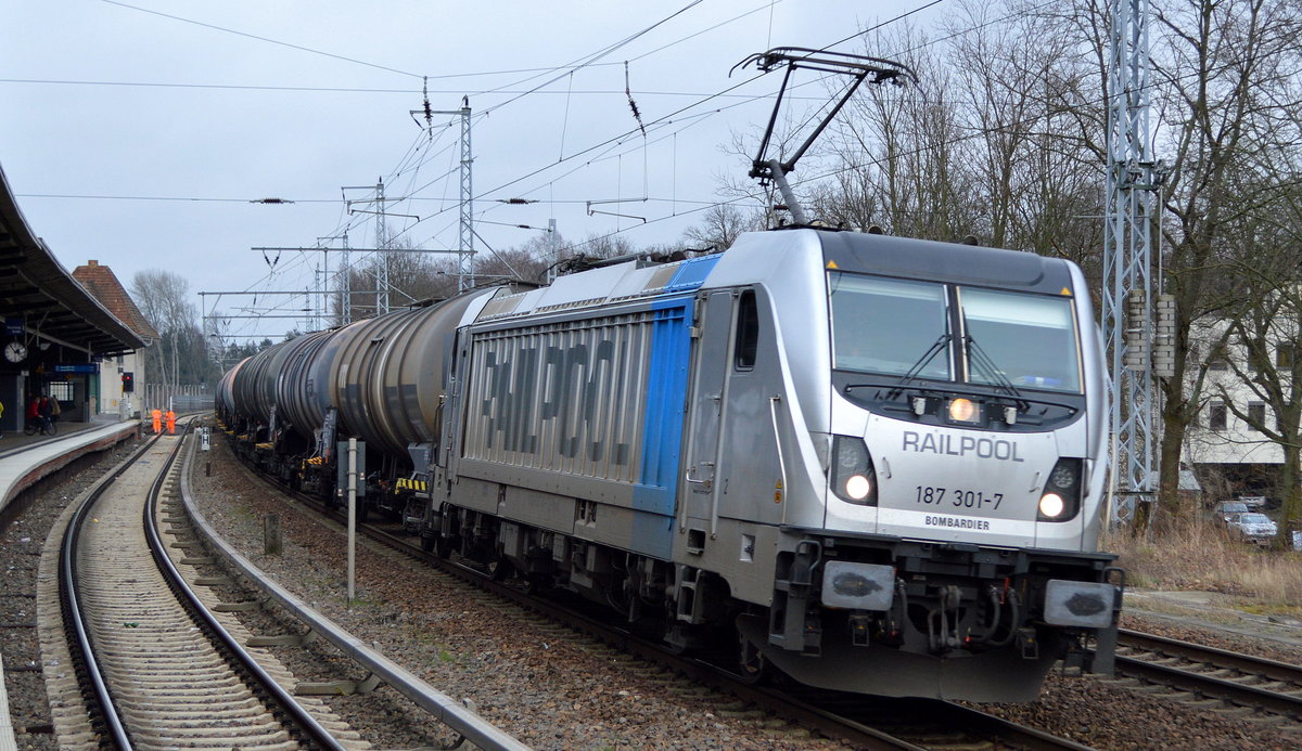 Raildox GmbH & Co. KG, Erfurt [D] mit der angemieteten Railpool   187 301-7  [NVR-Nummer: 91 80 6187 301-7 D-Rpool] und Kesselwagenzug aus Stendel am 26.02.20 S-Bhf. Berlin-Buch.