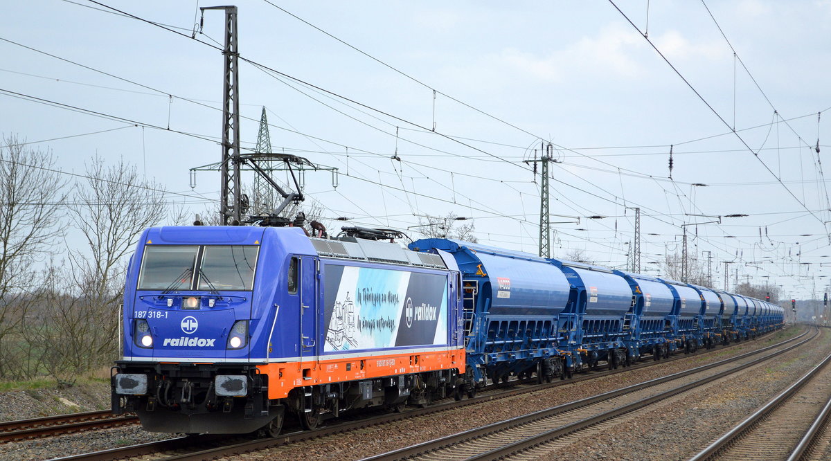 Raildox GmbH & Co. KG, Erfurt [D] mit  187 318-1  [NVR-Nummer: 91 80 6187 318-1 D-RDX] und Ganzzug Schüttgutwagen mit Schwenkdach und am Ende des Zuges noch   076 109-2  [NVR-Nummer: 92 88 0076 109-2 B-RDX] am 19.03.20 Bf. Saarmund.