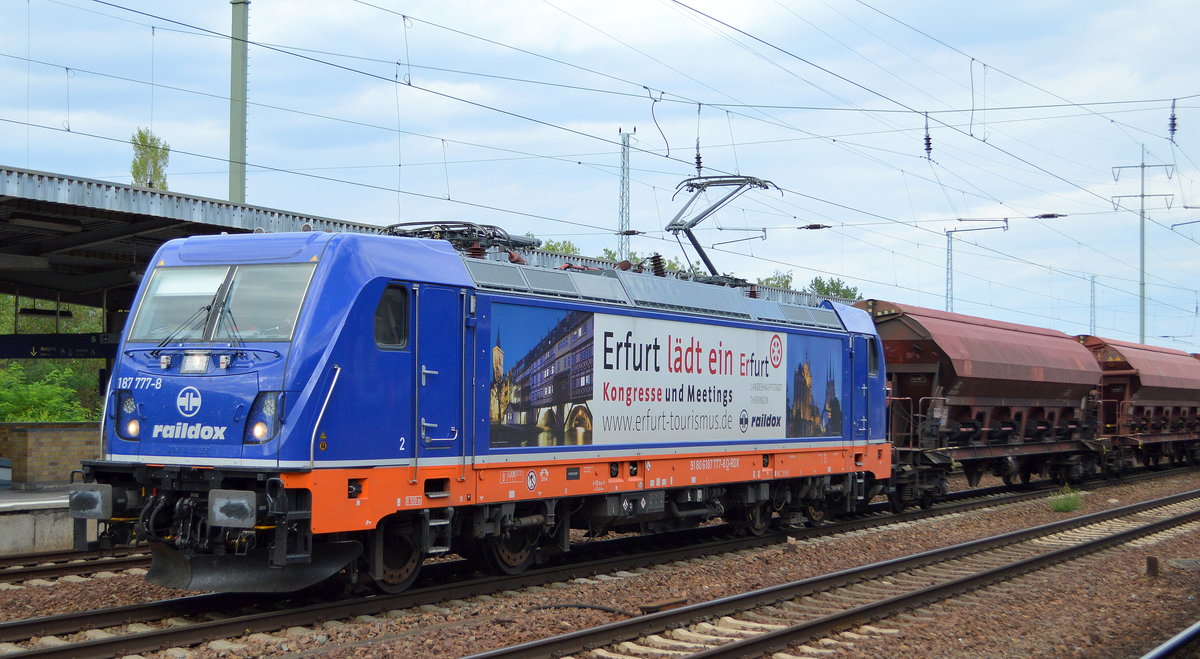 Raildox GmbH & Co. KG, Erfurt [D] mit  187 777-8  [NVR-Nummer: 91 80 6187 777-8 D-RDX] und Ganzzug Schüttgutwagen mit Schwenkdach (Düngemittel) am 20.08.20 Durchfahrt Bf. Flughafen Berlin Schönefeld.