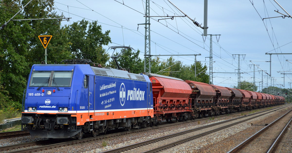 Raildox GmbH & Co. KG, Erfurt [D] mit  185 409-0  [NVR-Nummer: 91 80 6185 409-0 D-RDX] und Ganzzug Schüttgutwagen mit Schwenkdach am 08.09.20 Bf. Golm (Potsdam).