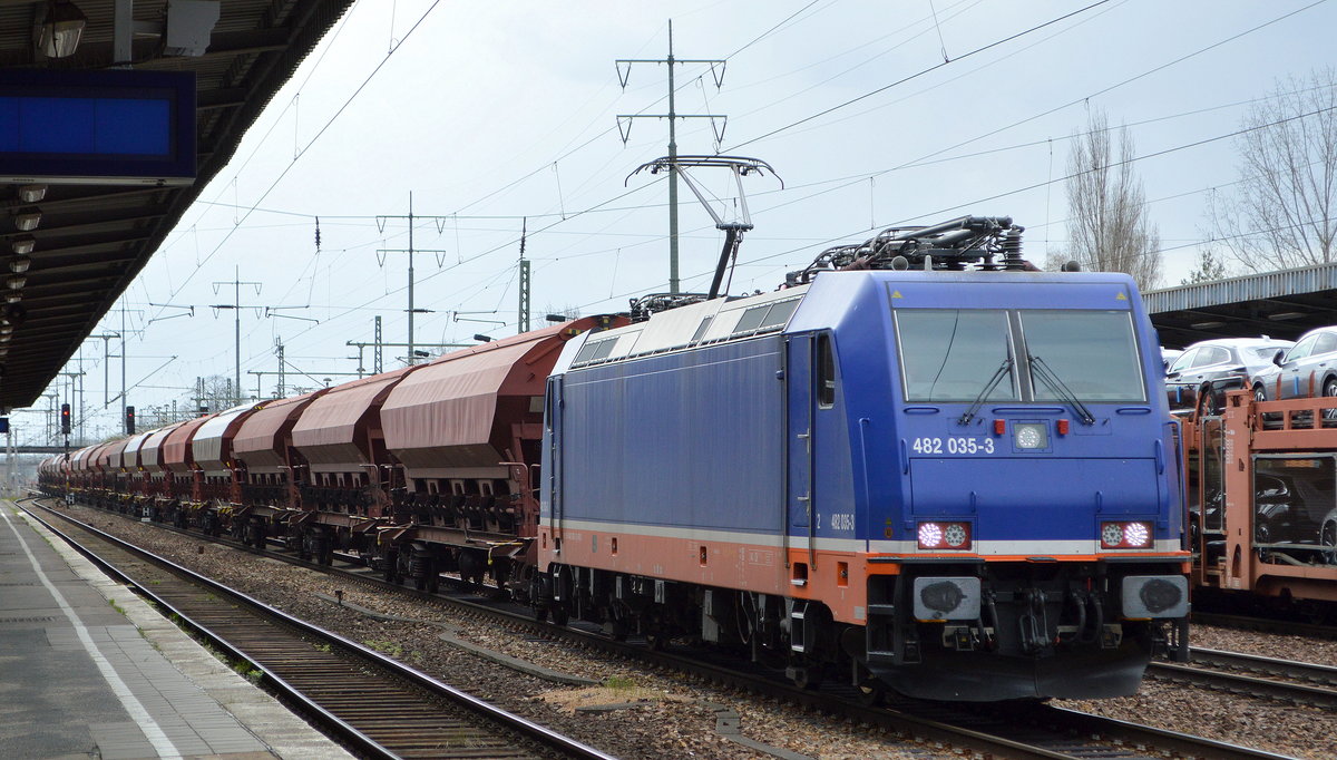 Raildox GmbH & Co. KG, Erfurt [D] mit der inzwischen in eigenen Farben gestalteten  482 035-3  [NVR-Nummer: 91 85 4482 035-3 CH-RDX] mit Schüttgutwagenzug mit Schenkdach am 22.04.21 Durchfahrt Bf. Flughafen BER Terminal 5.