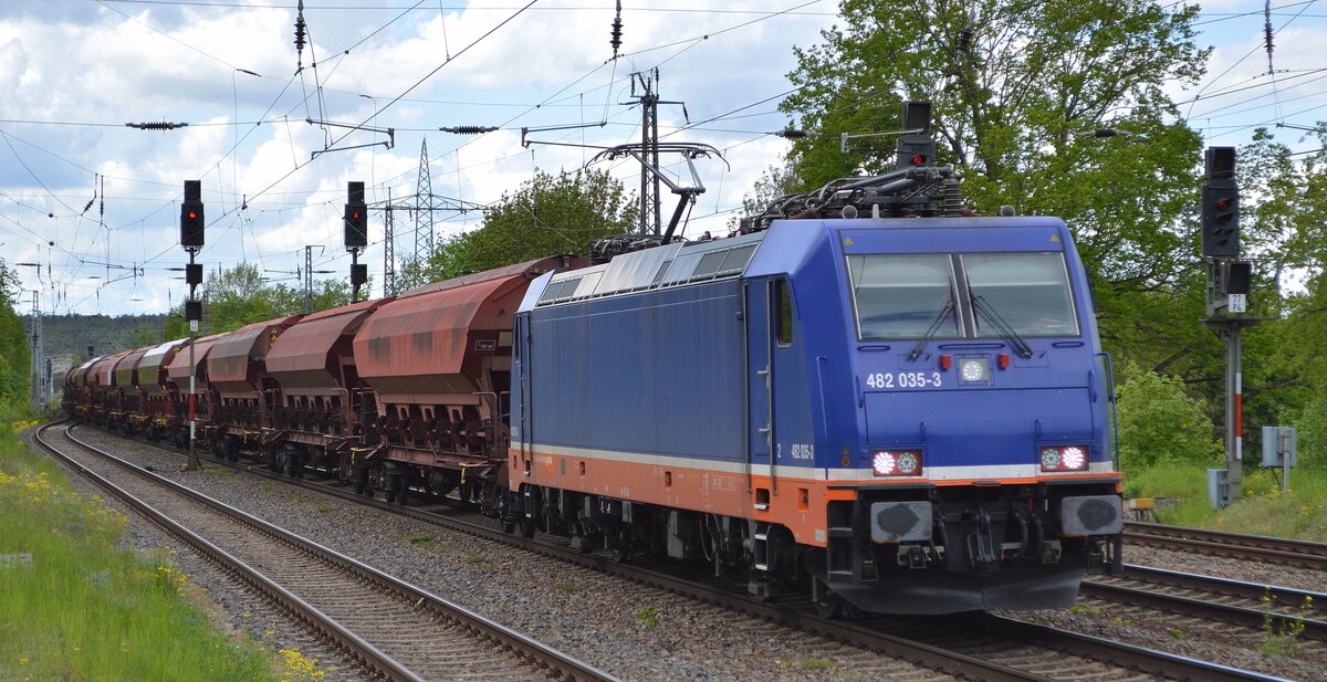 Raildox GmbH & Co. KG, Erfurt [D] mit ihrer  482 035-3  [NVR-Nummer: 91 85 4482 035-3 CH-RDX] und einem Ganzzug Schüttgutwagen mit Schwenkdach am 17.05.21 Durchfahrt Bf. Saarmund.