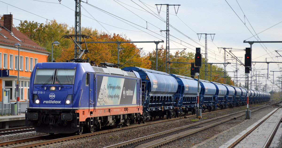 Raildox GmbH & Co. KG, Erfurt [D]mit  187 318-1  [NVR-Nummer: 91 80 6187 318-1 D-RDX] und einem Ganzzug Schüttgutwagen mit Schwenkdach am 25.10.21 Durchfahrt Bf. Golm (Potsdam).
