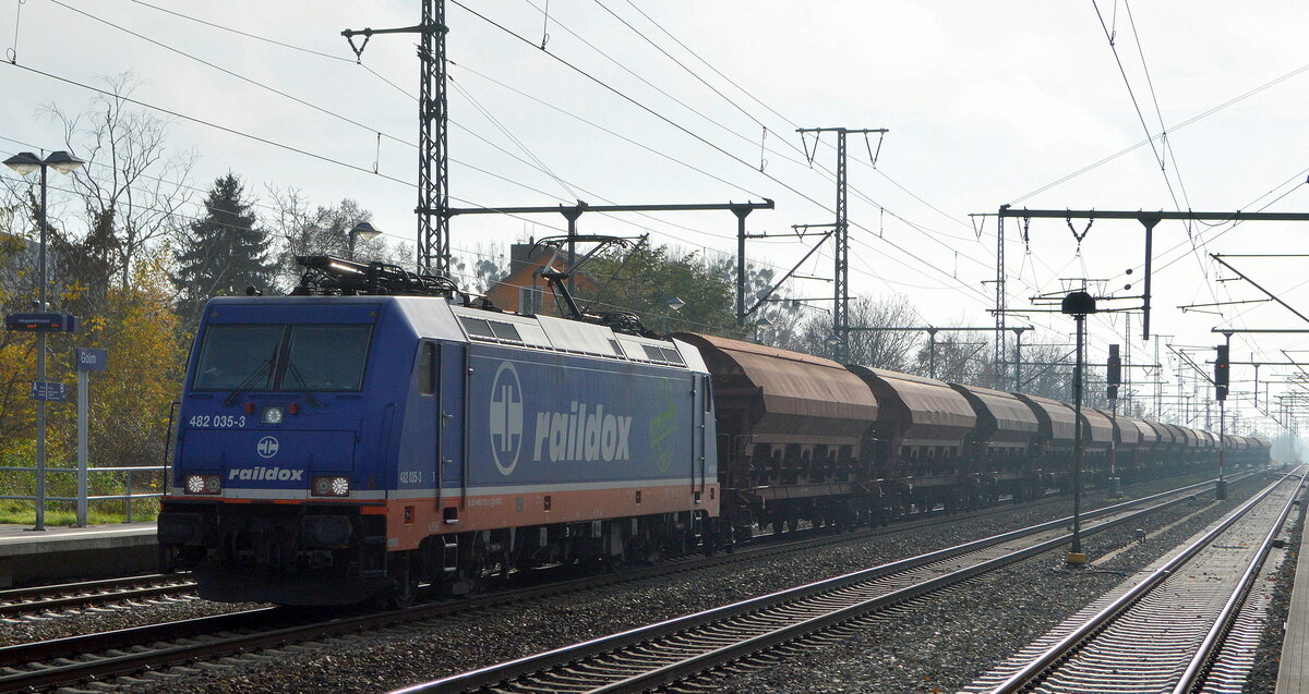 Raildox GmbH & Co. KG, Erfurt [D] mit  482 035-3   [NVR-Nummer: 91 85 4482 035-3 CH-RDX] und einem Ganzzug Schüttgutwagen mit Schwenkdach am 11.11.21 Durchfahrt Bf. Golm.