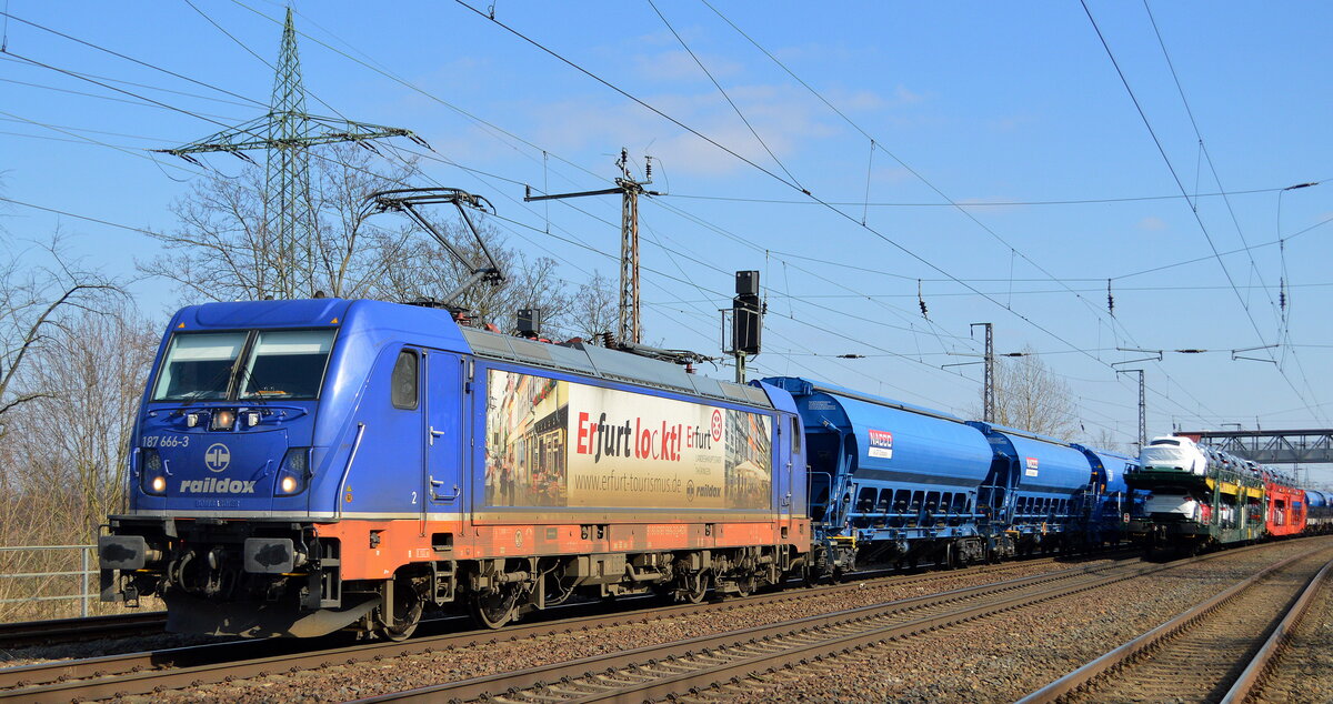 Raildox GmbH & Co. KG, Erfurt [D] mit  187 666-3  [NVR-Nummer: 91 80 6187 666-3 D-RDX] und einem Ganzzug Schüttgutwagen mit Schwenkdach am 10.03.22 Durchfahrt Bf. Saarmund.
