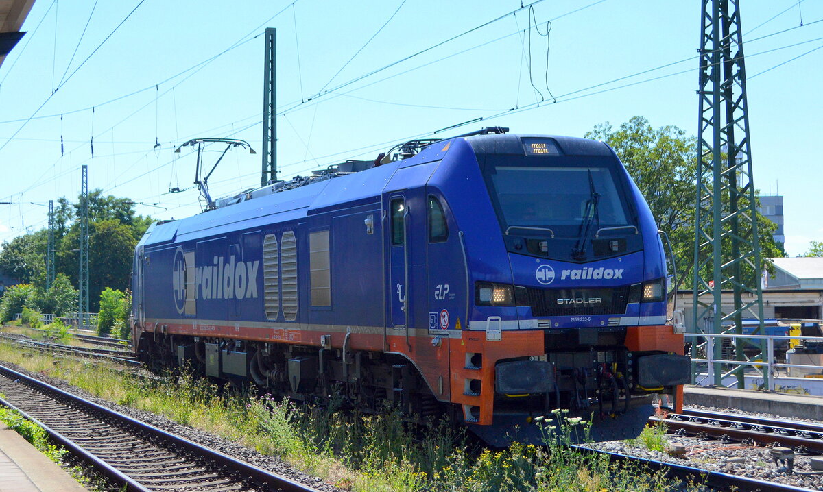Raildox GmbH & Co. KG, Erfurt [D] mit  159 233-6  [NVR-Nummer: 90 80 2159 233-6 D-RCM] am 28.06.22 Vorbeifahrt Bahnhof Magdeburg-Neustadt.