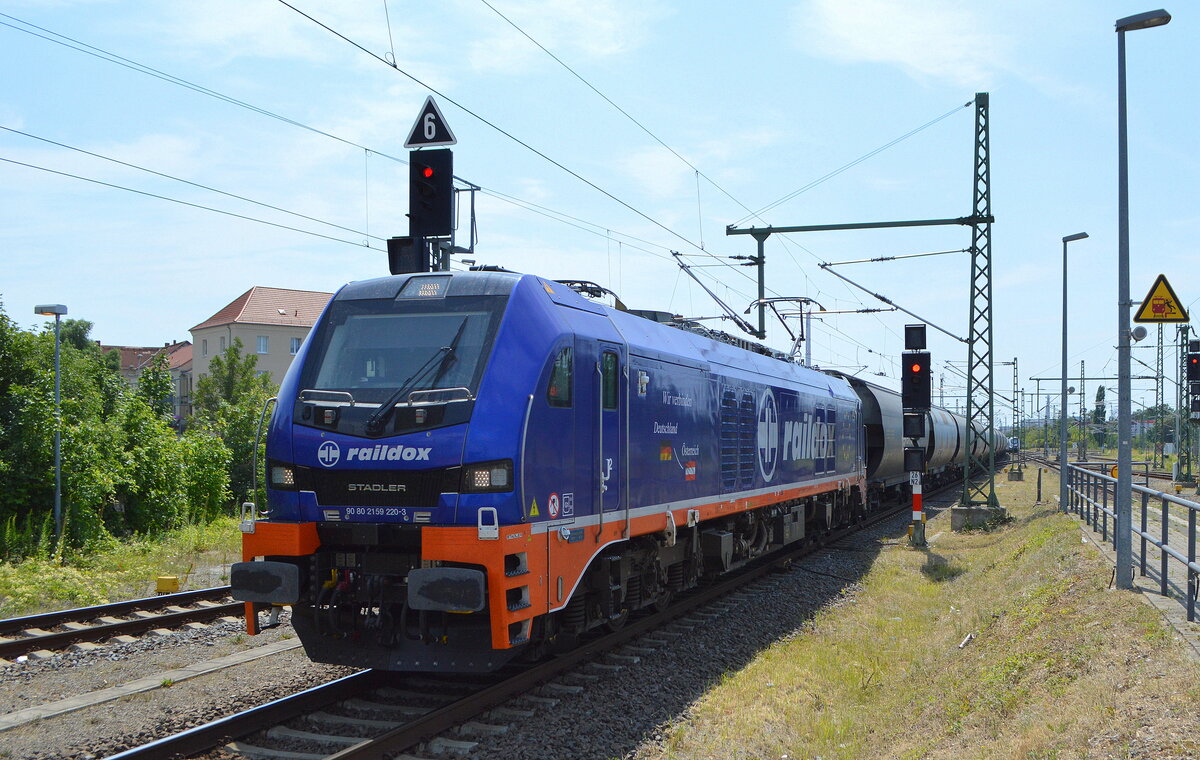Raildox GmbH & Co. KG, Erfurt [D] mit der Eurodual Lok  159 220-3  (NVR:  90 80 2 159 220-3 D-RCM ) und einem Getreidezug am 20.07.22 Durchfahrt Bahnhof Dessau Hbf. 
