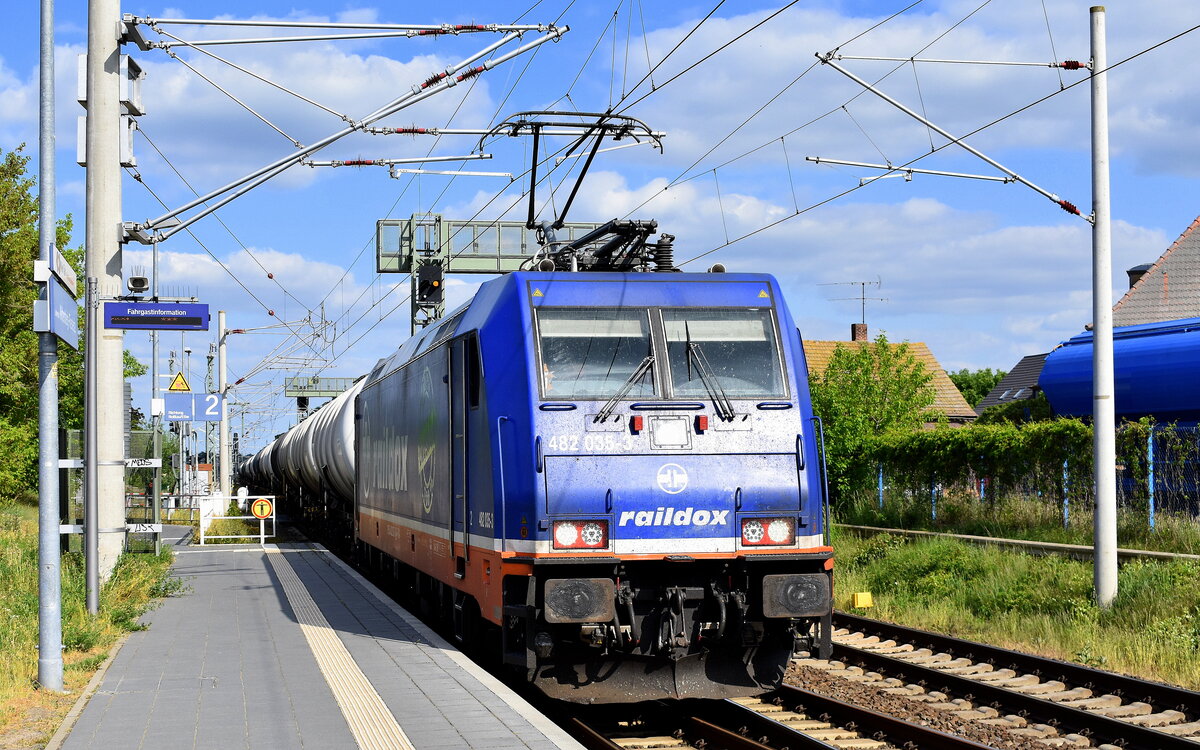 Raildox GmbH & Co. KG, Erfurt [D] mit ihrer  482 035-3  [NVR-Nummer: 91 85 4482 035-3 CH-RDX] und einem Kesselwagenzug  am 25.05.23 Durchfahrt Bahnhof Lutherstadt Wittenberg-Piesteritz.