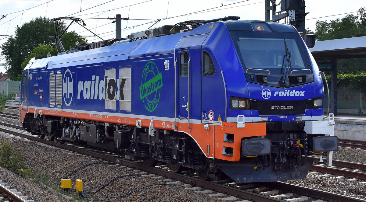 Raildox GmbH & Co. KG, Erfurt [D] mit der Eurodual Lok  2159 233-6  [NVR-Nummer: 90 80 2159 233-6 D-RCM] am 01.08.23 Höhe Bahnhof Luckenwalde.