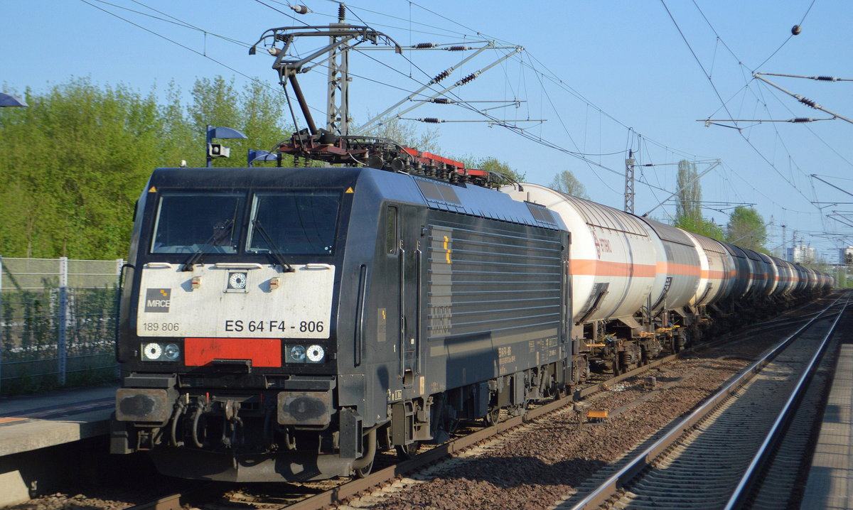 Raildox mit der MRCE Dispo   ES 64 F4-806  [NVR-Number: 91 80 6189 806-3 D-DISPO] und Ganzzug Gasdruckkesselwagen am 20.04.18 Durchfahrt Bf. Berlin-Hohenschönhausen.