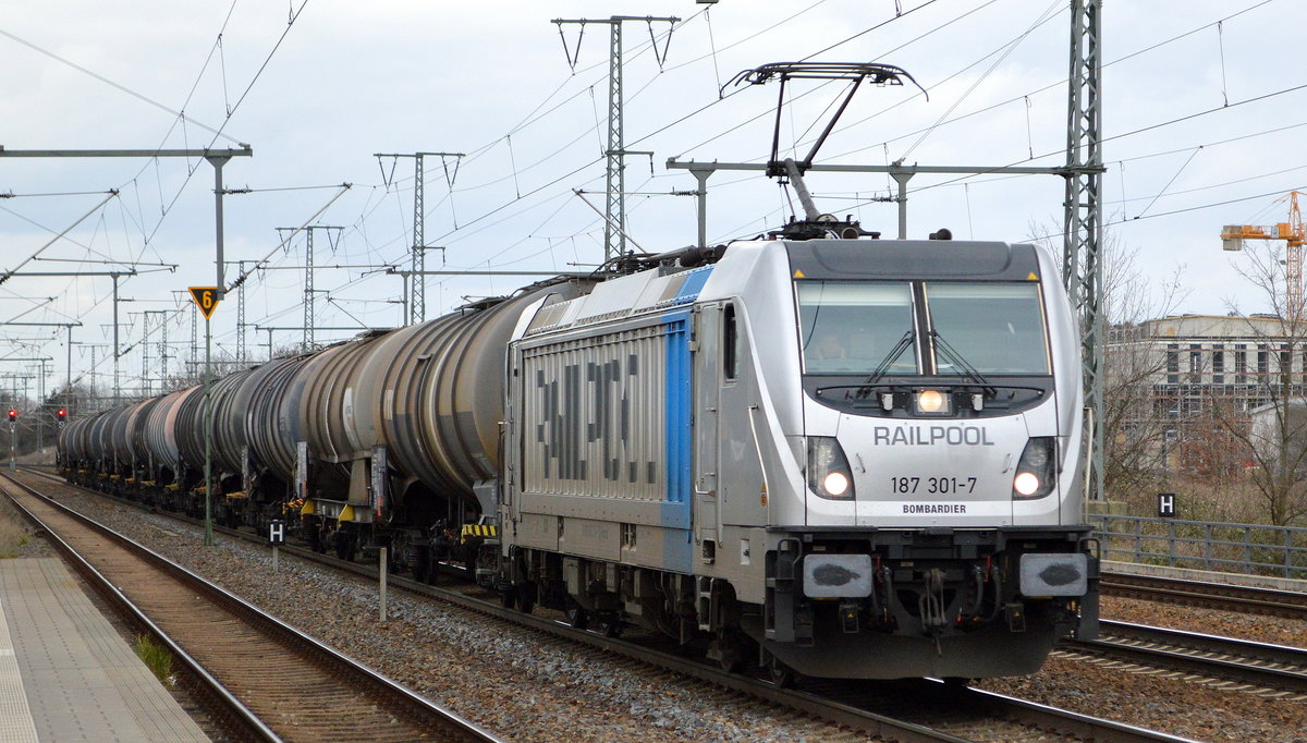 Raildox mit der Railpool Lok  187 301-7  [NVR-Nummer: 91 80 6187 301-7 D-Rpool] am 18.02.20 Durchfahrt Bf. Golm (Potsdam).