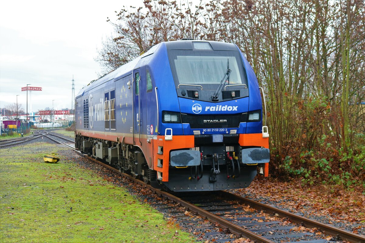 Raildox Stadler Eurodual 159 220-3 am 23.12.22 in Hanau Hafen von einer Straße aus fotogafiert