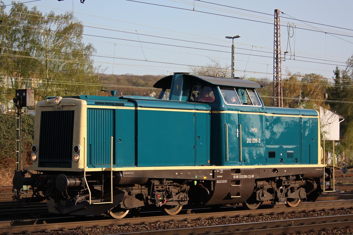 Railflex 212 039 am 24.4.13 als Tfzf beim Halt in Dsseldorf-Rath.
