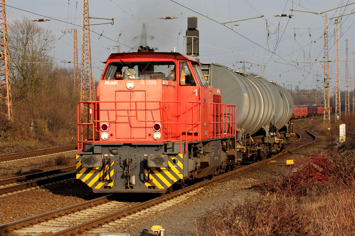 Railflex Lok 4 (275 111-3) verlässt nach dem Kopf machen den Rangierbereich von Recklinghausen-Ost 16.3.2016