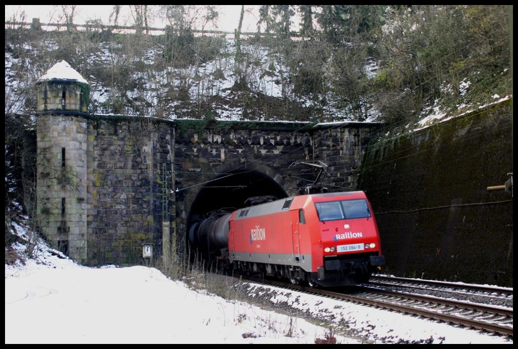 Railion 15094 kommt hier am 3.12.2005 um 13.05 Uhr aus dem Nordportal des Lengericher Tunnel.