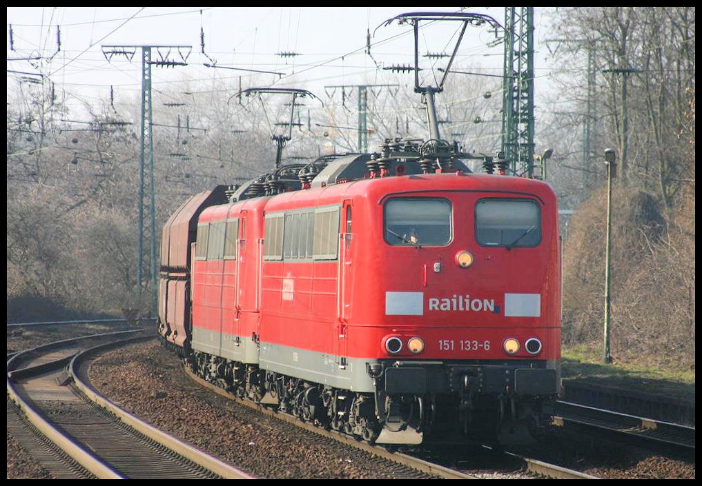 Railion 151133-6 und 151083 haben einen Ganzzug am Haken, mit dem sie hier am 19.3.2006 um 14.17 Uhr durch Köln Süd in Richtung Süden unterwegs sind.