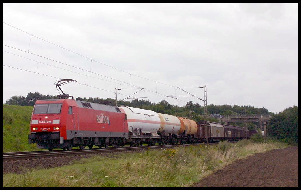 Railion 152060-0 ist hier bei Drakendorf nahe Nienburg mit einem Güterzug in Richtung Hannover unterwegs.