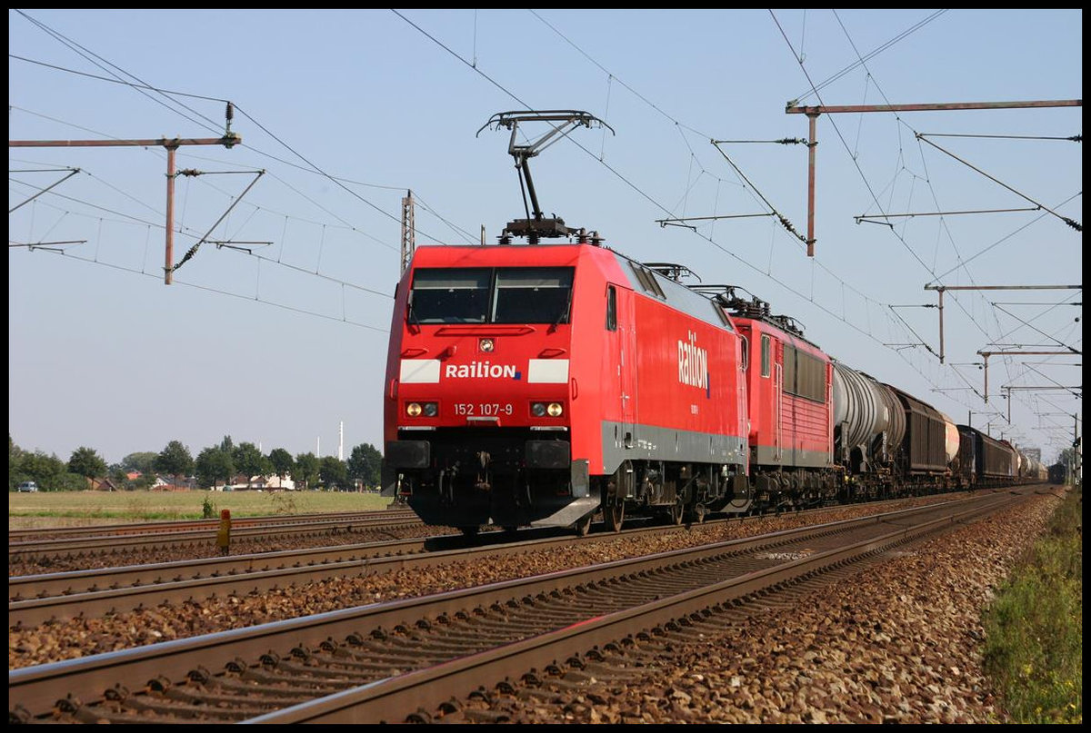 Railion 152107 hat hier bei der Fahrt durch Dedensen am 12.9.2006 neben einem gemischten Güterzug auch noch die 155016 am Haken.