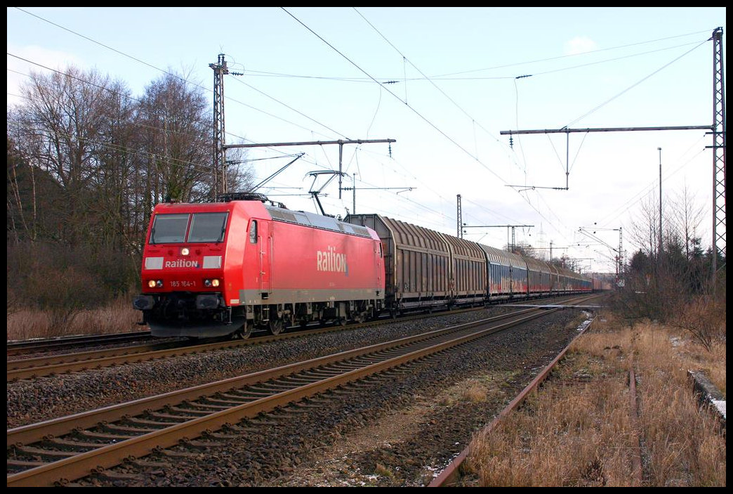 Railion 185164-1 ist hier am 25.1.2005 mit einem Güterzug in Westerkappeln Velpe in Richtung Rheine unterwegs.