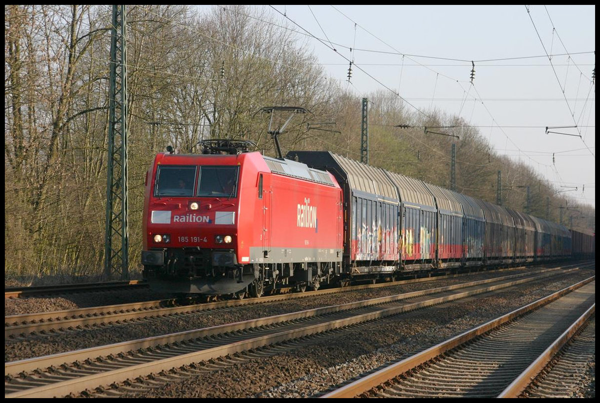 Railion 185191 hat bei der Durchfahrt in Natrup Hagen am 1.4.2007 um 8.23 Uhr in Richtung Münster einen langen Ganzzug am Haken.