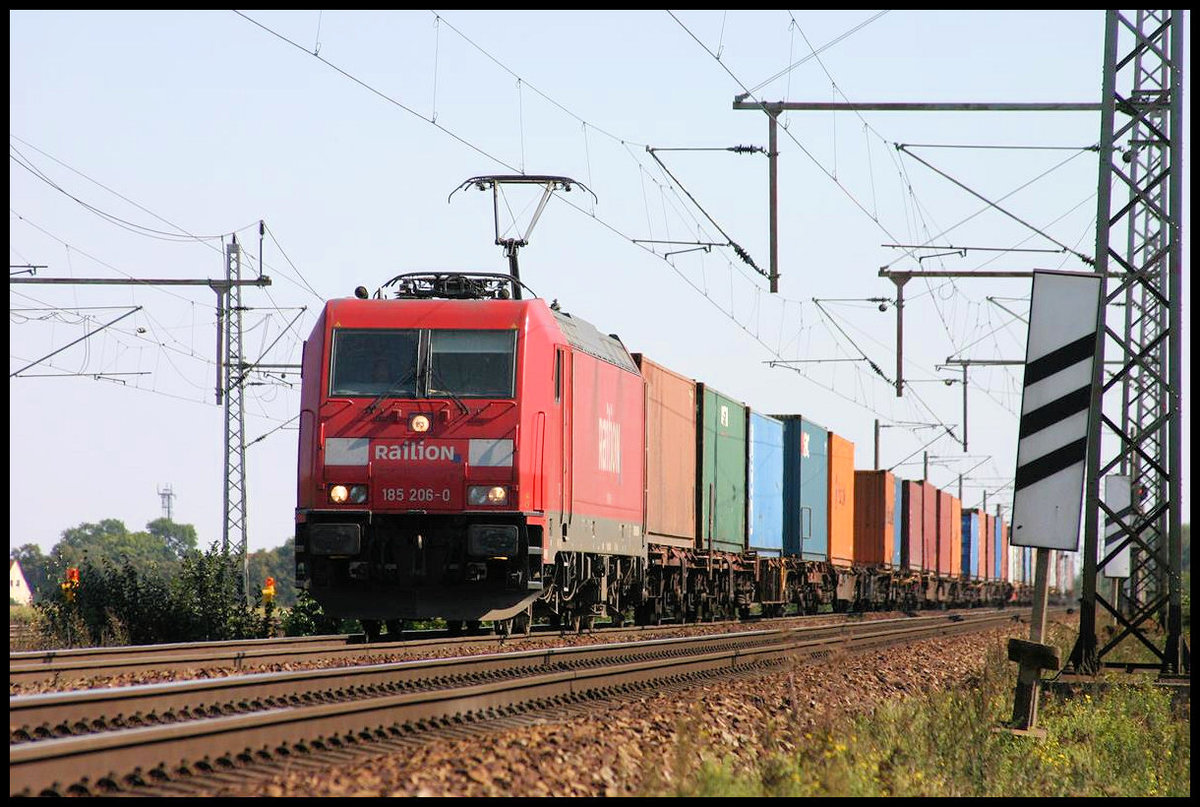 Railion 185206-0 ist hier bei Dedensen am 6.9.2006 mit einem Container Zug in Richtung Wunsdorf unterwegs.