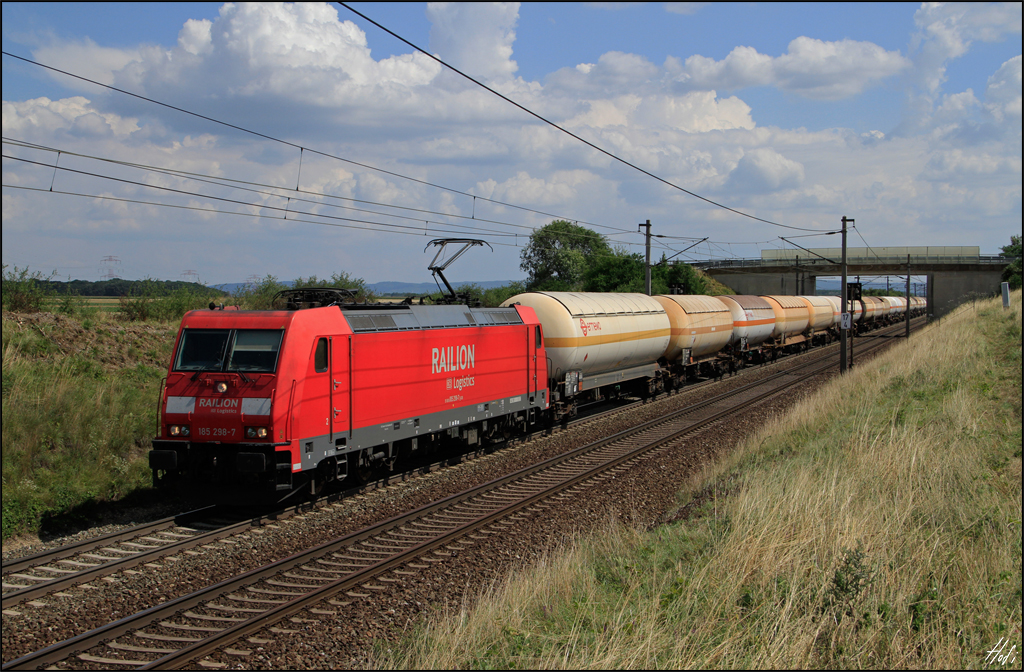 Railion 185.298 fuhr am 23.07.14 mit einem Kesselwagenzug von Gramatneusiedl kommend Ri. Wien.
