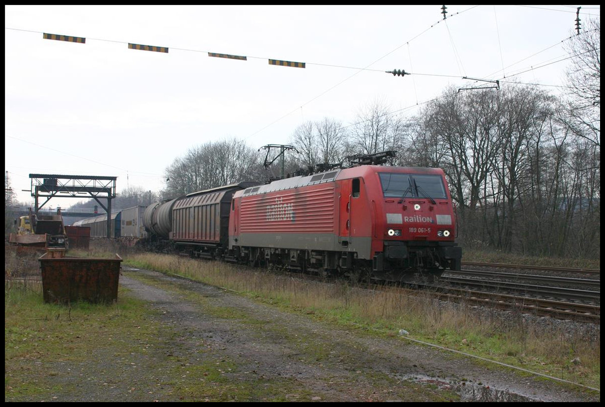 Railion 189061-5 wird hier im Bahnhof Natrup Hagen am 18.11.2007 um 10.39 Uhr in das Außengleis in Richtung Osnabrück geschickt, um eine Überholung abzuwarten. Nach Rückbau des Bahnhofs im Jahr 2019 ist diese Szenerie nicht mehr möglich, da es nur noch die Durchgangsgleise gibt.