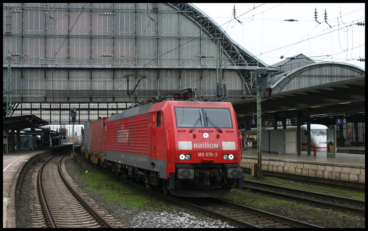 Railion 189876 fährt hier am 9.3.2007 um 11.01 Uhr mit einem Güterzug in Richtung Süden durch den HBF Bremen.