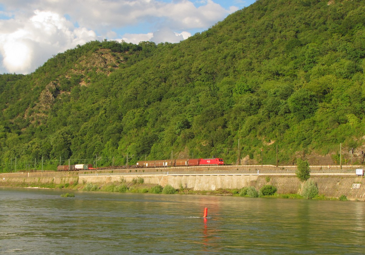 RAILION DB Logistics 185 305-0 mit einem gemischten Güterzug Richtung Wiesbaden, am 07.07.2012 zwischen St. Goarshausen und dem Roßsteintunnel.