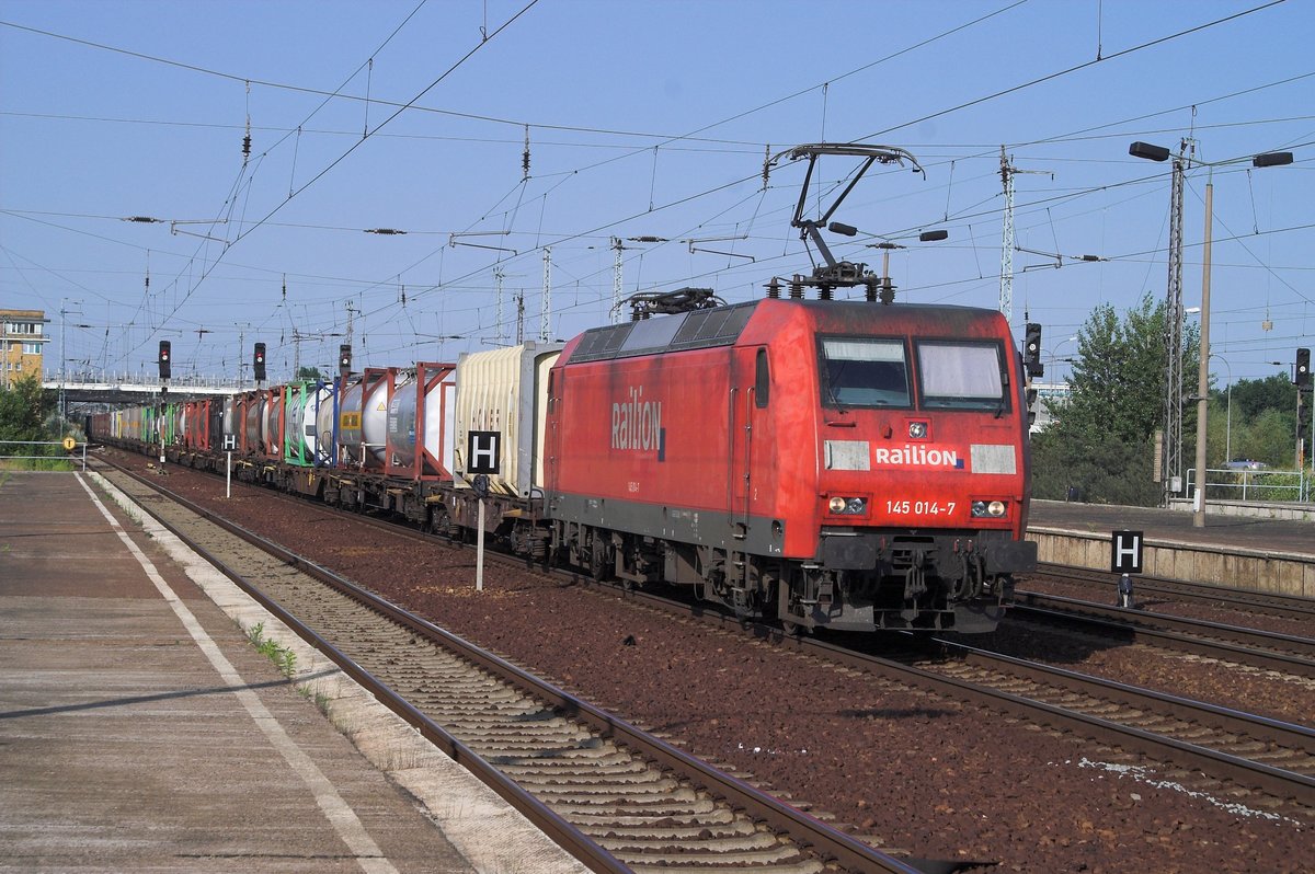 Railion-gezeichnete 145 014-7 rollt durch den Bhf. Berlin Schonefeld am Abend des 27 Juli 2006 mit einem Containerzug. 