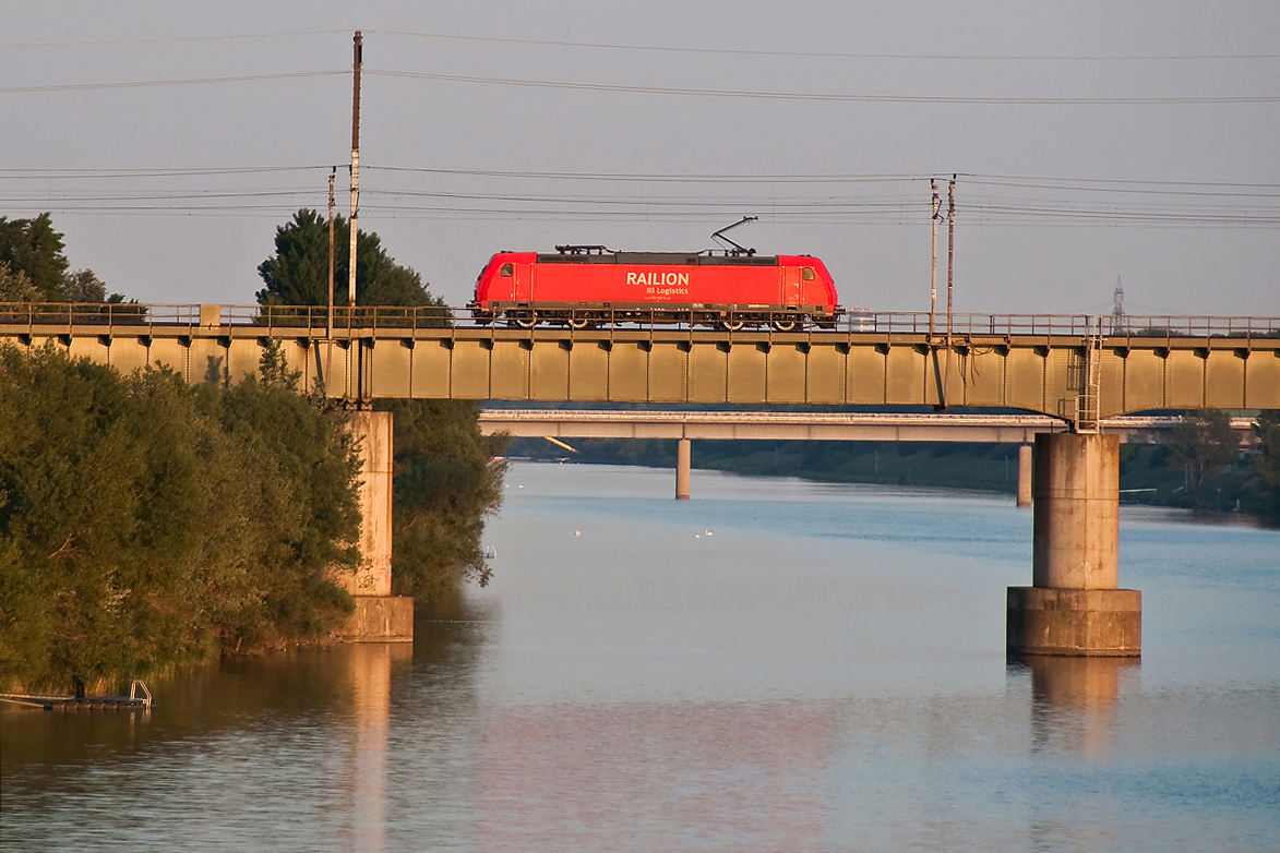 Railion Logistics rollt über die neue Donau in Wien. Die Aufnahme entstand am Abend des 28.05.2015.