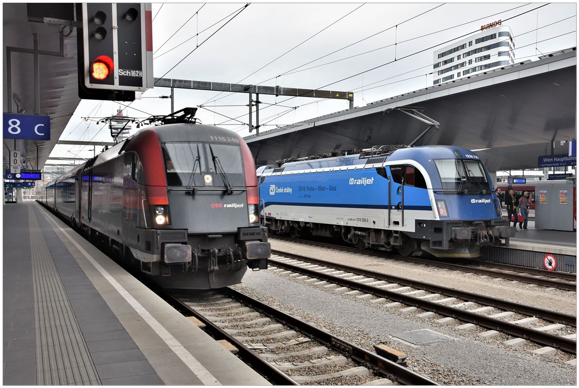 Railjet 1116 240 und CD Railjet 1216 235 in Wien Hbf. (15.06.2018)