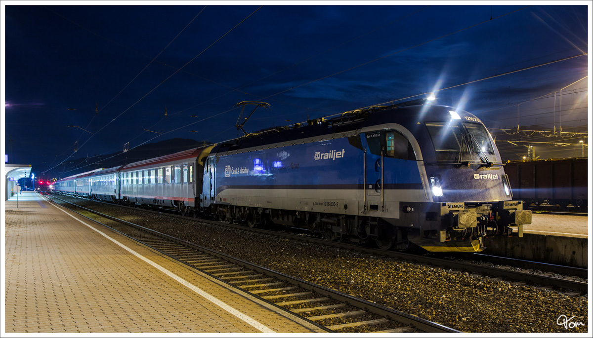 Railjet 1216 235  CD Spirit of Brno  beim kurzen Aufendhalt mit EC 173  Vindobona  (Hamburg Altona - Villach Hbf) in Knittelfeld.
10_2013