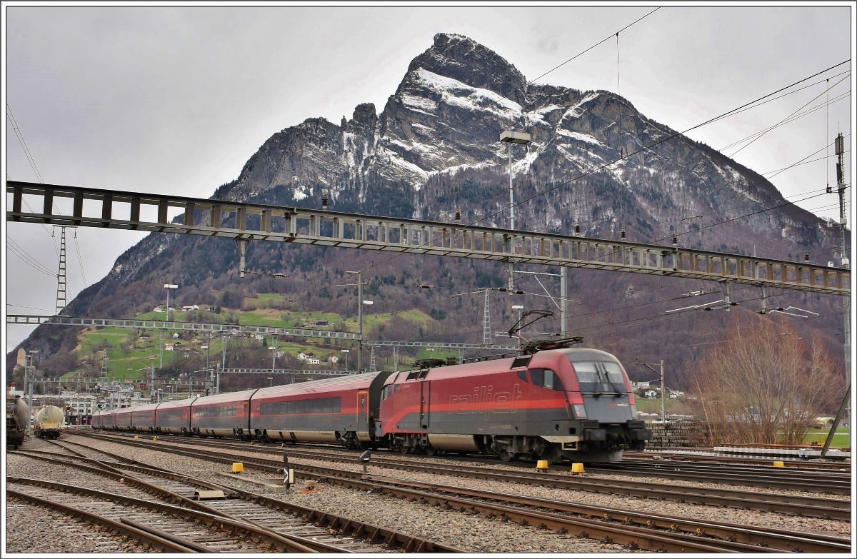 Railjet 160 mit 1116 220 in Sargans mit dem Gonzen 1830m ü/M. (06.03.2017)