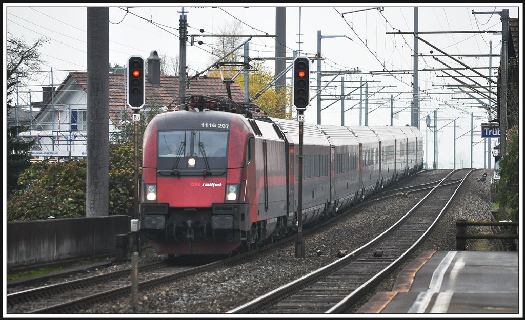 Railjet 165 mit 1116 207 bei Trbbach im St.Galler Rheintal. (21.11.2013)