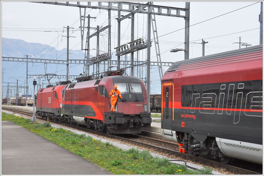 Railjet 167 erreichte heute ausserplanmässig Buchs mit der Re 4/4 II 11200. Für die Weiterfahrt nach Feldkirch wurden die 1116 221-3RJ und die 1116 268-4 beigestellt, wobei die RJ-Lok abgebügelt mitgeführt wurde.(05.04.2016)