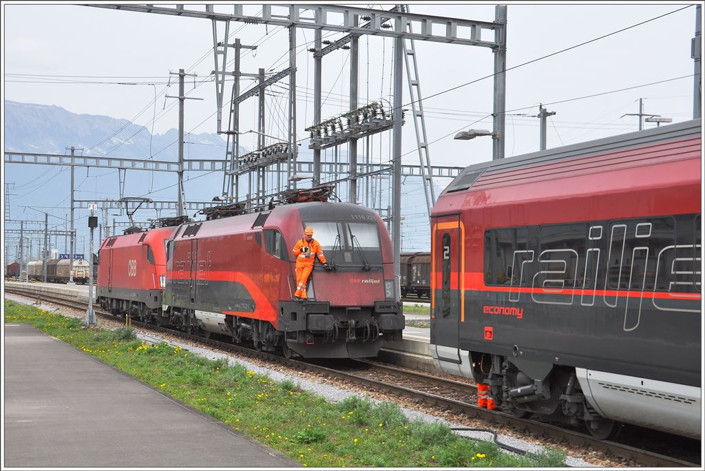 Railjet 167 erreichte heute ausserplanmässig Buchs mit der Re 4/4 II 11200. Für die Weiterfahrt nach Feldkirch wurden die 1116 221-3RJ und die 1116 268-4 beigestellt, wobei die RJ-Lok abgebügelt mitgeführt wurde.(05.04.2016)