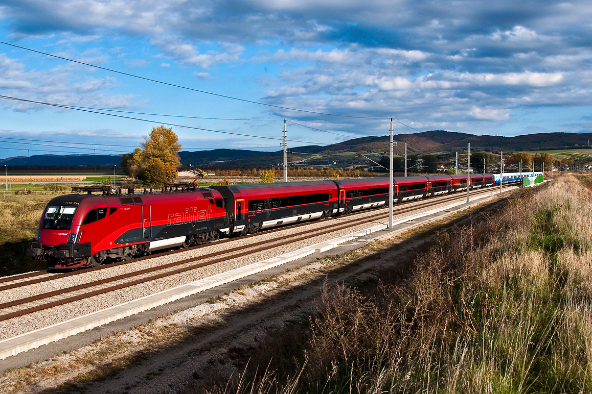 railjet 168 ist in Richtung Westen unterwegs, leider ist 1116 251 + RJ-Garnitur 51  Ski Austria  an zweiter Stelle gereiht ... Die Aufnahme entstand am 18.10.2013 kurz nach der Ausfahrt aus dem Wienerwaldtunnel bei Chorherrn.
